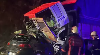 Otomobil ile TIR çarpıştı; 3 ölü, 1 yaralı