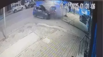 Otomobilin, park halindeki 2 araca çarptığı kaza kamerada