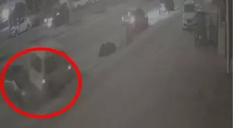 Otomobilin park halindeki hafif ticari araca çarptığı kaza kamerada