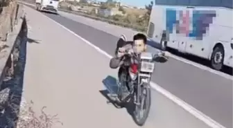 Otoyolda motosikletini, üzerine yüzüstü yatarak kullanan sürücüye 63 bin TL ceza