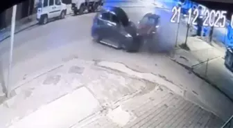 Park halindeki araca çarpan otomobildeki 4 kişi kazayı yara almadan atlattı