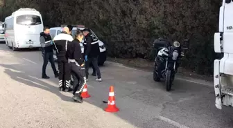 Park halindeki aracının yanında beklerken işçi servisi çarptı