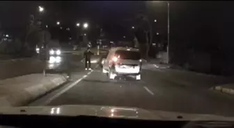 Pendik'te otomobile çarpan hafif ticari aracın sürücüsü kaçtı; kaza kamerada