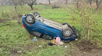 Tarlaya savrulup devrilen otomobildeki 2 kişi yaralandı