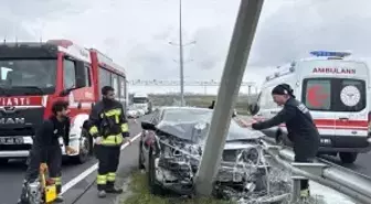 Tekirdağ'da aydınlatma direğine çarpan otomobildeki 2 kişi yaralandı