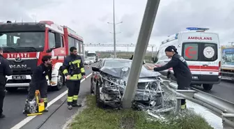 Tekirdağ'da aydınlatma direğine çarpan otomobildeki 2 kişi yaralandı