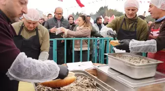 Tekirdağ'da vatandaşlara 3 ton hamsi ikram edildi