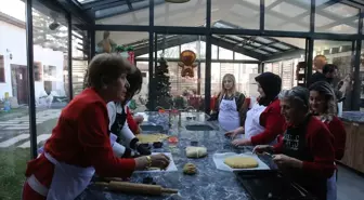 Tokat'ta kadınlar yaptıkları kurabiyeleri çocuklara hediye etti