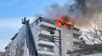Gaziantep'te 5 Katlı Binanın Çatı Katında Yangın
