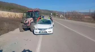 Bilecik'te traktörle otomobilin çarpıştığı kazada 4 kişi yaralandı