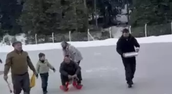 Donan göletin yüzeyindeki buzu motorlu testere ile kesti