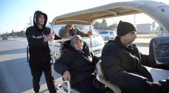 Edirne'de gençlerden insanlık dersi: Engelli vatandaşı kilometrelerce ittiler