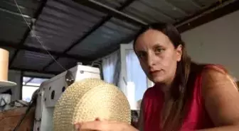 El işiyle ilmik atarak para kazanan 4 çocuklu anne, evlatlarına ve engelli eşine kendi emeğiyle bakıyor