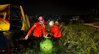 Endonezya'da yolcu otobüsü devrildi: 16 ölü