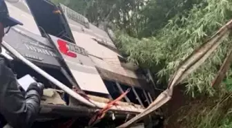 Endonezya'da yolcu otobüsünün devrilmesi sonucu 16 kişi öldü