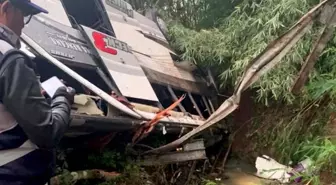 Endonezya'da yolcu otobüsünün devrilmesi sonucu 16 kişi öldü