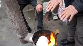 Erzincan pazarcısı soğukta sobayla ısınıyor