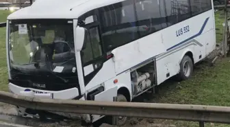 Esenyurt'ta bariyerlere çarpan servis midibüsü yoldan çıktı