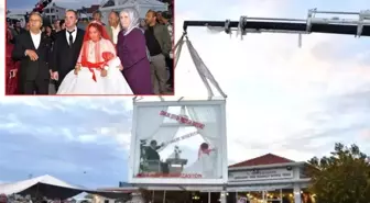 Sıra dışı düğün! Gelin ve damat cam vitrinde gezdirildi