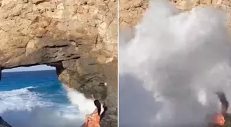 Fotoğraf uğruna canından oluyordu: Dev dalga turisti denize sürükledi