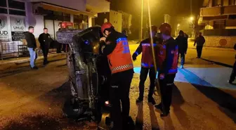 Gazı takılı kalan otomobil beton çite çarparak yan yattı