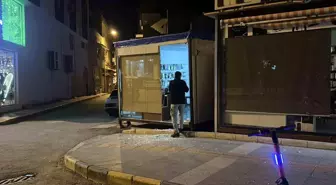 Hatay'da 6 araç ve 4 iş yerinin camlarını taşla kırdılar