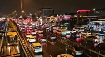 İstanbul'da yağışın da etkisiyle trafik durma noktasına geldi