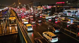 İstanbul'da yağışın da etkisiyle trafik durma noktasına geldi