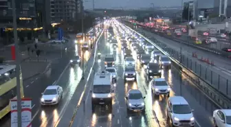 İstanbul'da yağışın etkisiyle trafik yoğunluğu