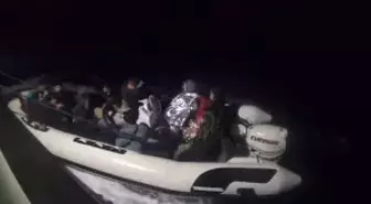 İzmir açıklarında 25 düzensiz göçmen yakalandı, 33 göçmen kurtarıldı