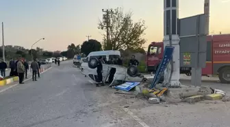 İzmir'de devrilen otomobildeki 2 kişi yaralandı