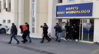 Kendilerini polis ve savcı olarak tanıtıp dolandırıcılık yapan 25 şüpheli tutuklandı