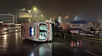 Kocaeli'de hasta taşıyan ambulans ile minibüsün çarpışması sonucu 6 kişi yaralandı