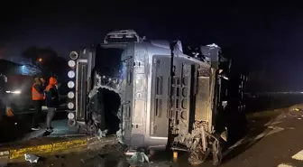 Konya'da otomobile çarpan tırın devrildiği kazada 2 sürücü yaralandı