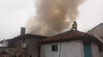 Kula'da 2 katlı ev yandı