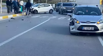 Manavgat'ta iki otomobil çarpıştı, sürücülerden biri yaralandı