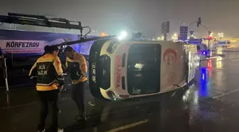 Minibüs ile çarpışan ambulans devrildi; 3'ü sağlık personeli, 6 yaralı