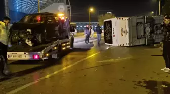 Otomobil ile çarpışan servis midibüsü devrildi; 13 yaralı