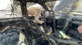 Şantiye alanında 1 konteyner ile 4 araç yandı