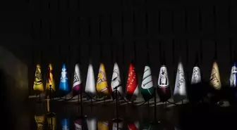 Suriye'deki geçmiş medeniyetleri temsil eden bayraklar Fidan ve Şeybani'nin basın toplantısında sergilendi