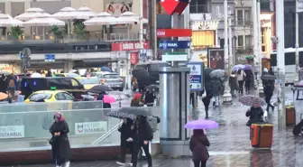 Taksim'de yağmur Üsküdar'da sis etkili oluyor