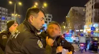 Tartıştığı gencin başında içki şişesini kırdı