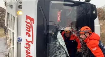 Uşak'ta yolcu taşıyan midibüs yan yattı: 5 yaralı