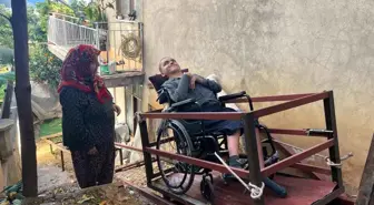 'Üvey oğlum' demedi, engelli oğluna eğitimi için hamallık yaparak evine raylı sistem kurdu