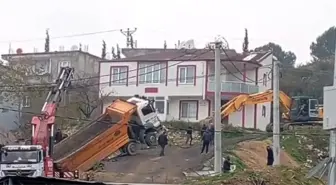 Yük boşaltan kamyon askıda kaldı