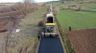 Zirvede karla mücadele, düşük rakımlı köy yollarında asfalt çalışması