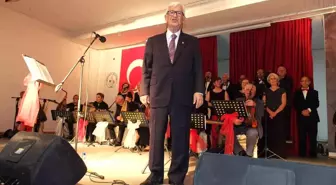 82 yaşındaki emekli müsteşar koro şefliği yapıyor