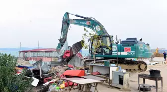 Adana'da adadaki kaçak işletmelerin yıkımı için işlem başlatıldı, bazı kişiler direnip iş yerlerini yaktı