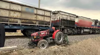 Adıyaman'da raylardan geçmeye çalışan traktöre tren çarptı: 1 yaralı