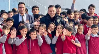 Ağrı'da emniyet personelinden minik yüreklere kışlık bot